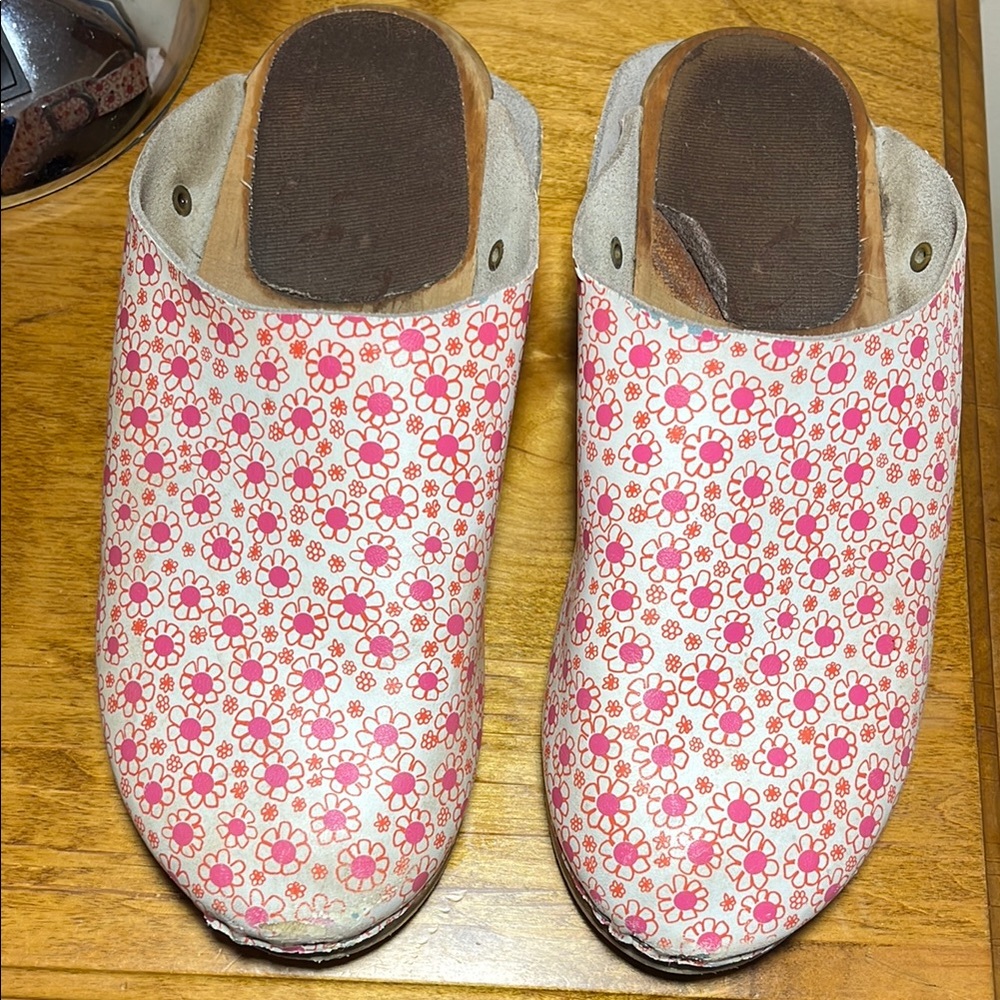 Hanna Andersson Vintage Floral Clogs with Pink and White Design